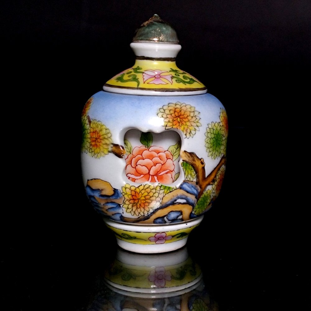 FINE CHINESE ENAMEL ROTATIVE PORCELAIN SNUFF BOTTLE DOGS QIANLONG MARK (1 of 9)