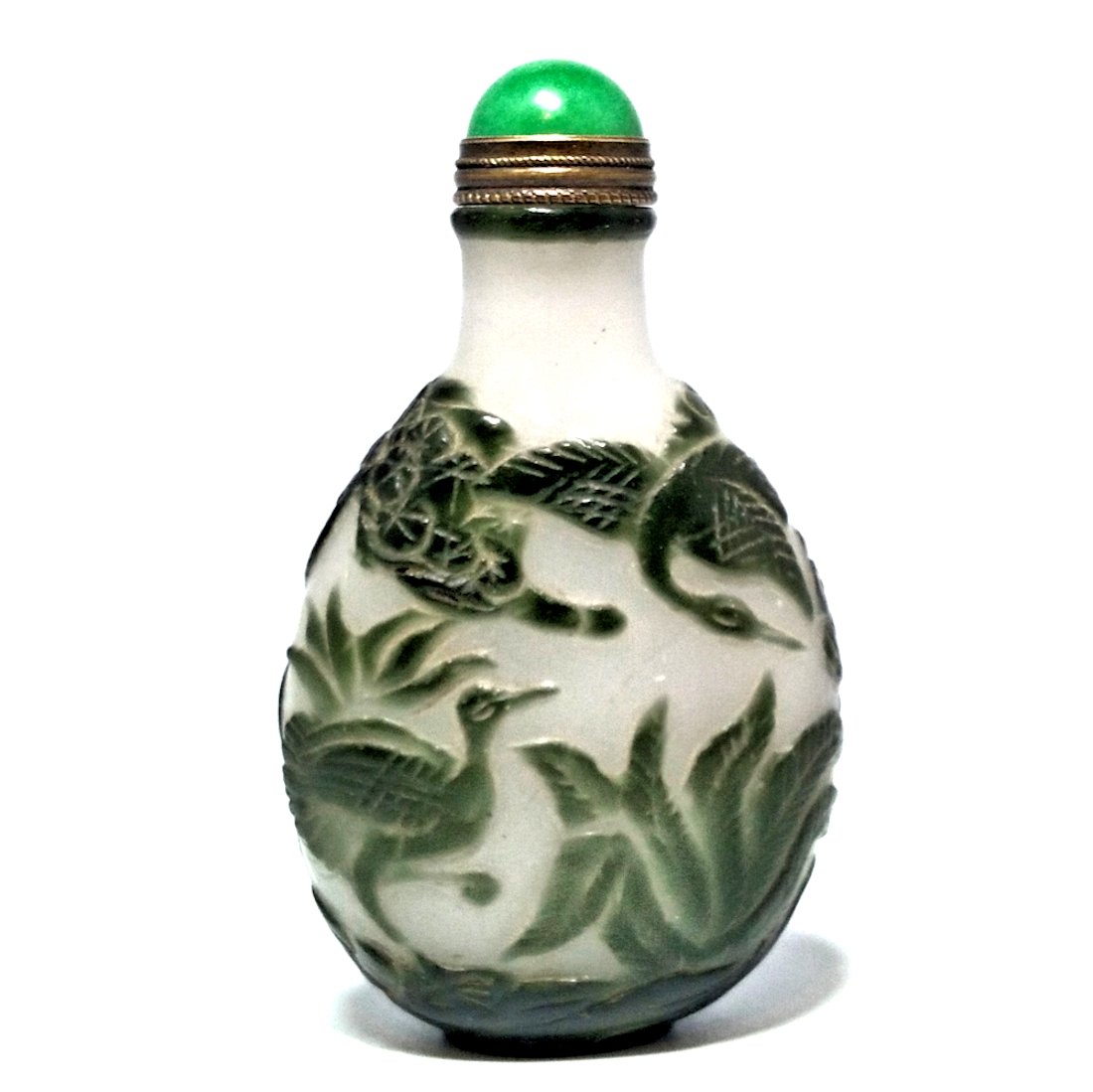ANTIQUE CHINESE 19C PEKING GLASS SNUFF BOTTLE GREEN WHITE STORKS: THE ANTIQUE CHINESE SNUFF BOTTLE IS WELL CARVED, DEPICTING STORKS, PINE TREES, CLOUDS, MOUNTAINS LOTUS AND OTHER DETAIL. THE BOTTLE IS 3 INCHES TALL. ESTIMATED AGE CIRCA 19TH CENTURY. STANDS ARE FOR D