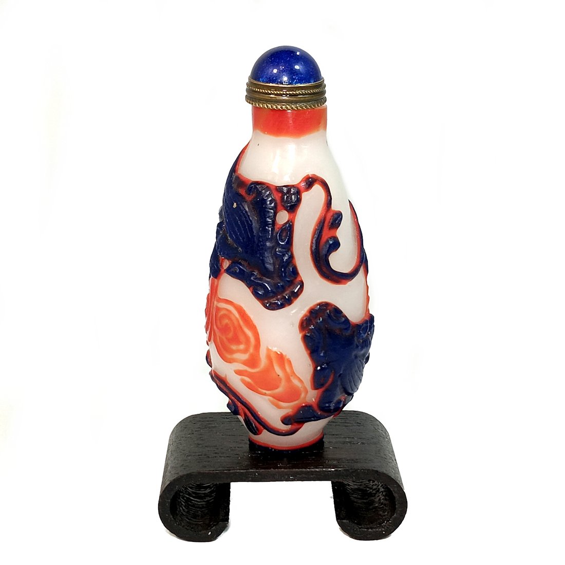 A BEAUTIFUL CARVED CHINESE PEKING GLASS SNUFF BOTTLE DRAGONS KYLIN: THIS IS A BEAUTIFUL CARVED CHINESE SNUFF BOTTLE CARVED IN THREE LAYERS OF GLASS. IT DEPICTS DRAGONS AND CLOUDS ON A MILK GLASS BACKGROUND. THE BOTTLE IS 3 INCHES TALL. STANDS ARE FOR DISPLAY ONLY, NOT