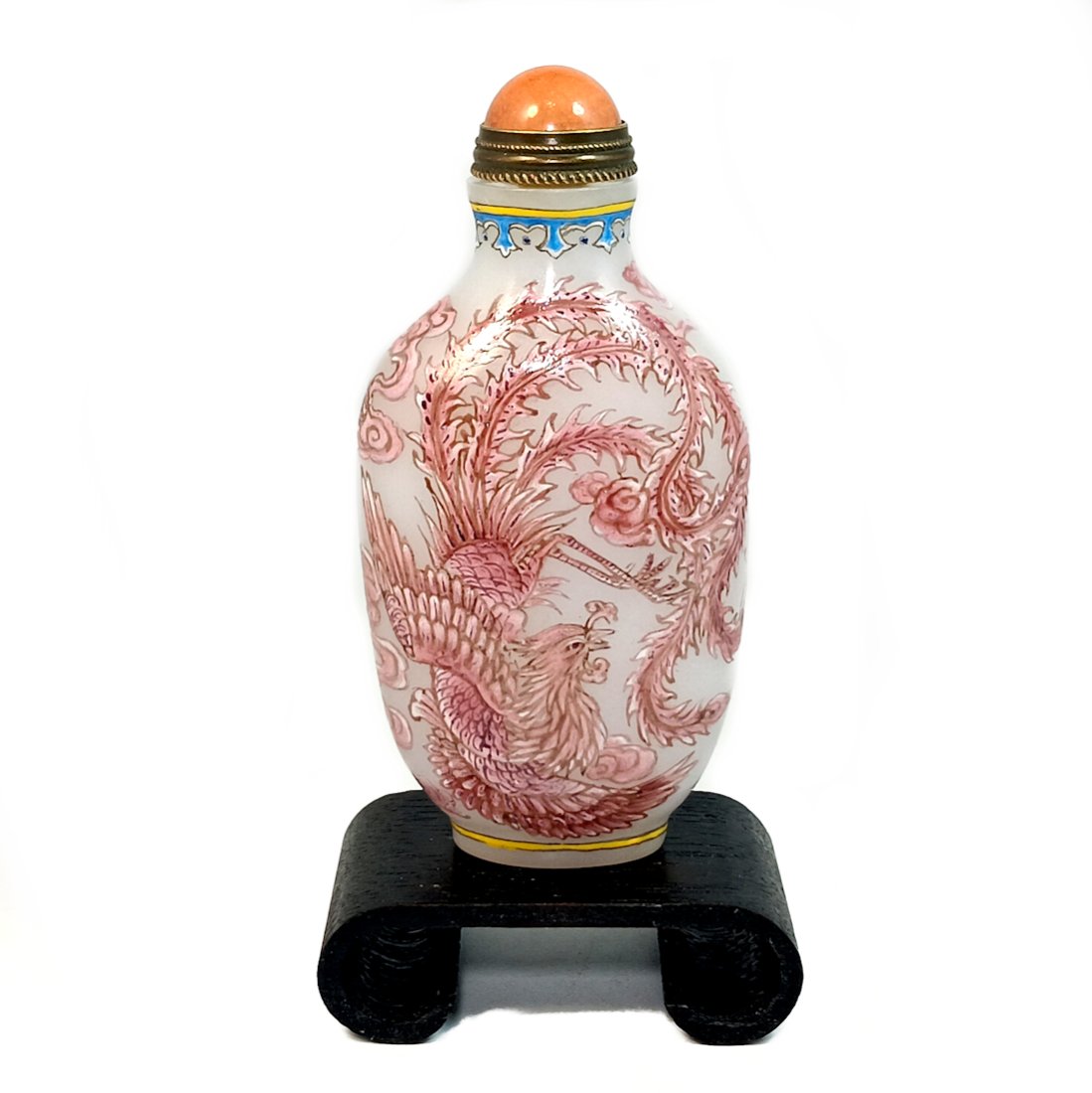 EXQUISITE CHINESE SNUFF BOTTLE IMPERIAL DRAGON ENAMEL ON GLASS QIANLONG: THE EXQUISITE CHINESE SNUFF BOTTLE IS ENAMELED WITH MINUTE DETAIL, DEPICTING A BEAUTIFUL CLASSIC CHINESE IMAGES OF AN IMPERIAL DRAGON WITH 5 CLAWS AND A PHOENIX. THE BACKGROUND IS WHITE GLASS. THEBOTT