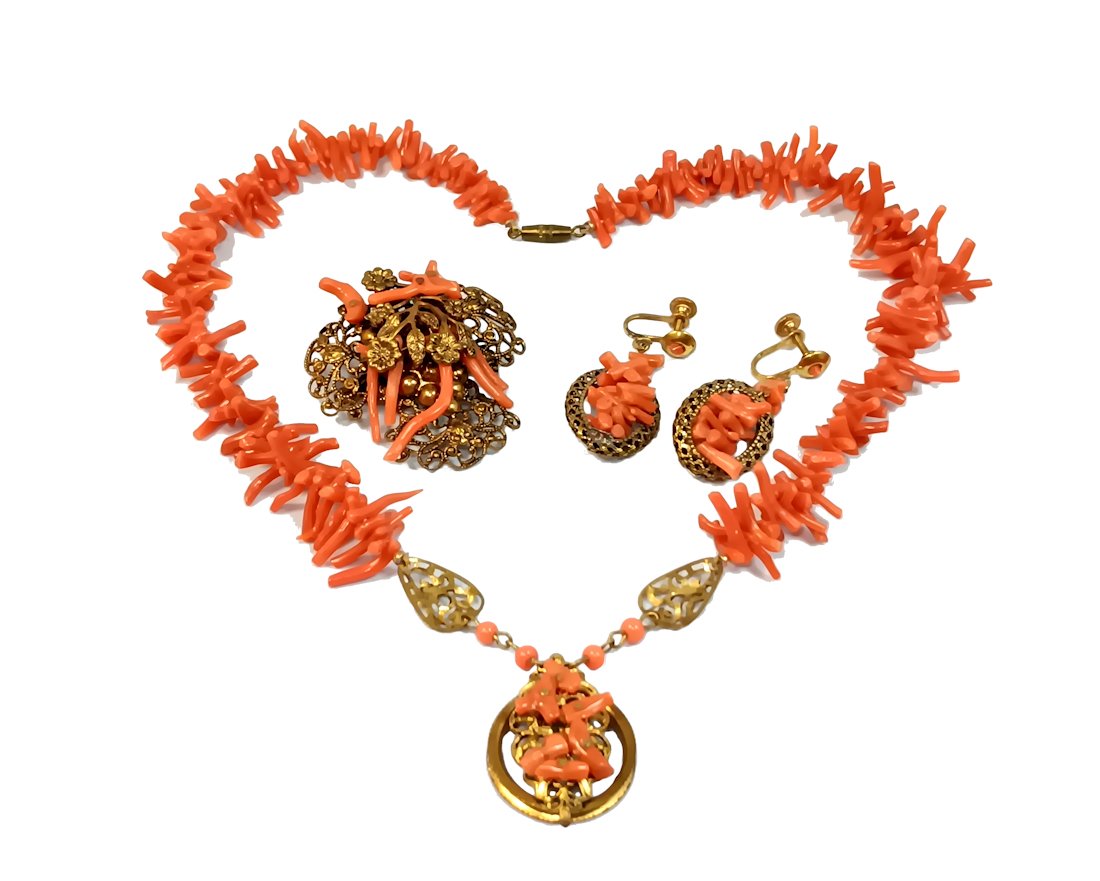 A 1930'S NATURAL CORAL PARURE ATT. TO MIRIAM HASKELL (1 of 4)