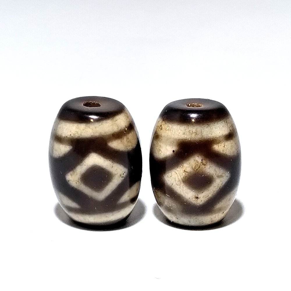 A SUPERB PAIR OF SINO TIBETAN AGATE DZI BEAD 20 MM EACH LONG (1 of 4)