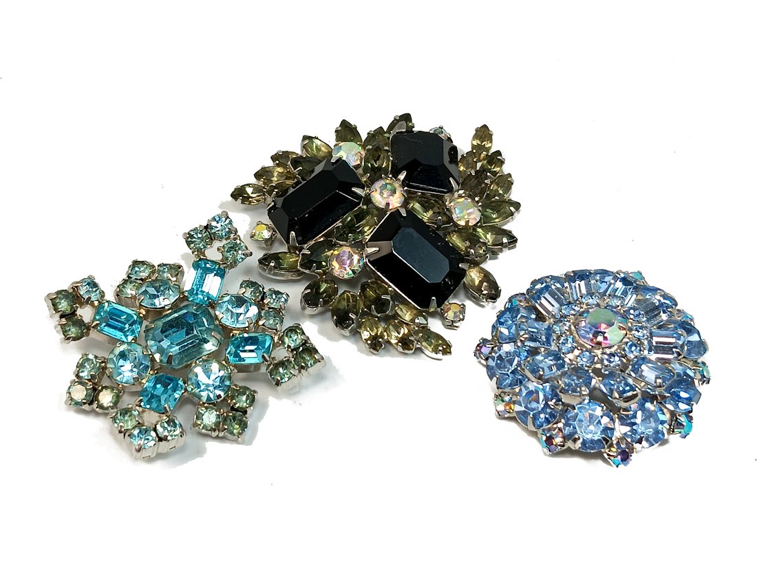 A FINE 3 VINTAGE BROOCHES LOT BY WEISS KRAMER JULIANA RHINESTONE PRONG SET (1 of 5)