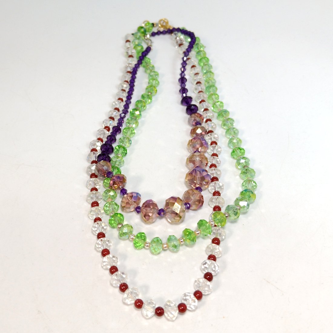 A LOT OF 3 VINTAGE CRYSTAL NECKLACES, GARNETS: THE NECKLACES RANGE IN SIZE FROM 16" TO 20". THE CLEAR ONE HAS GARNET BEADS IN BETWEEN THE CRYSTALS. WE PROVIDE IN-HOUSE/COMBINED SHIPPING.