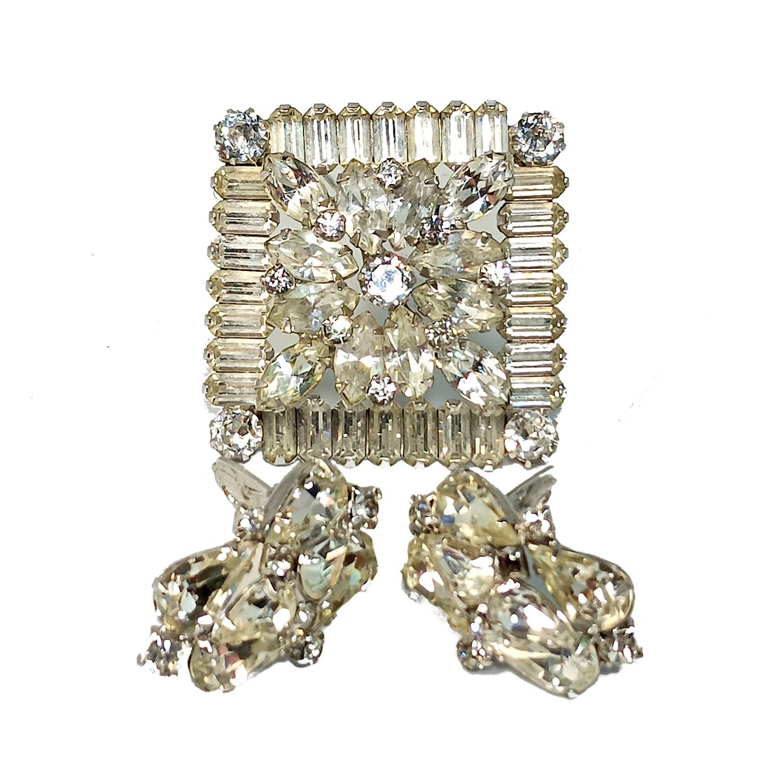 A VINTAGE DESIGNER KRAMER RHINESTONE BROOCH AND EARRINGS (1 of 4)