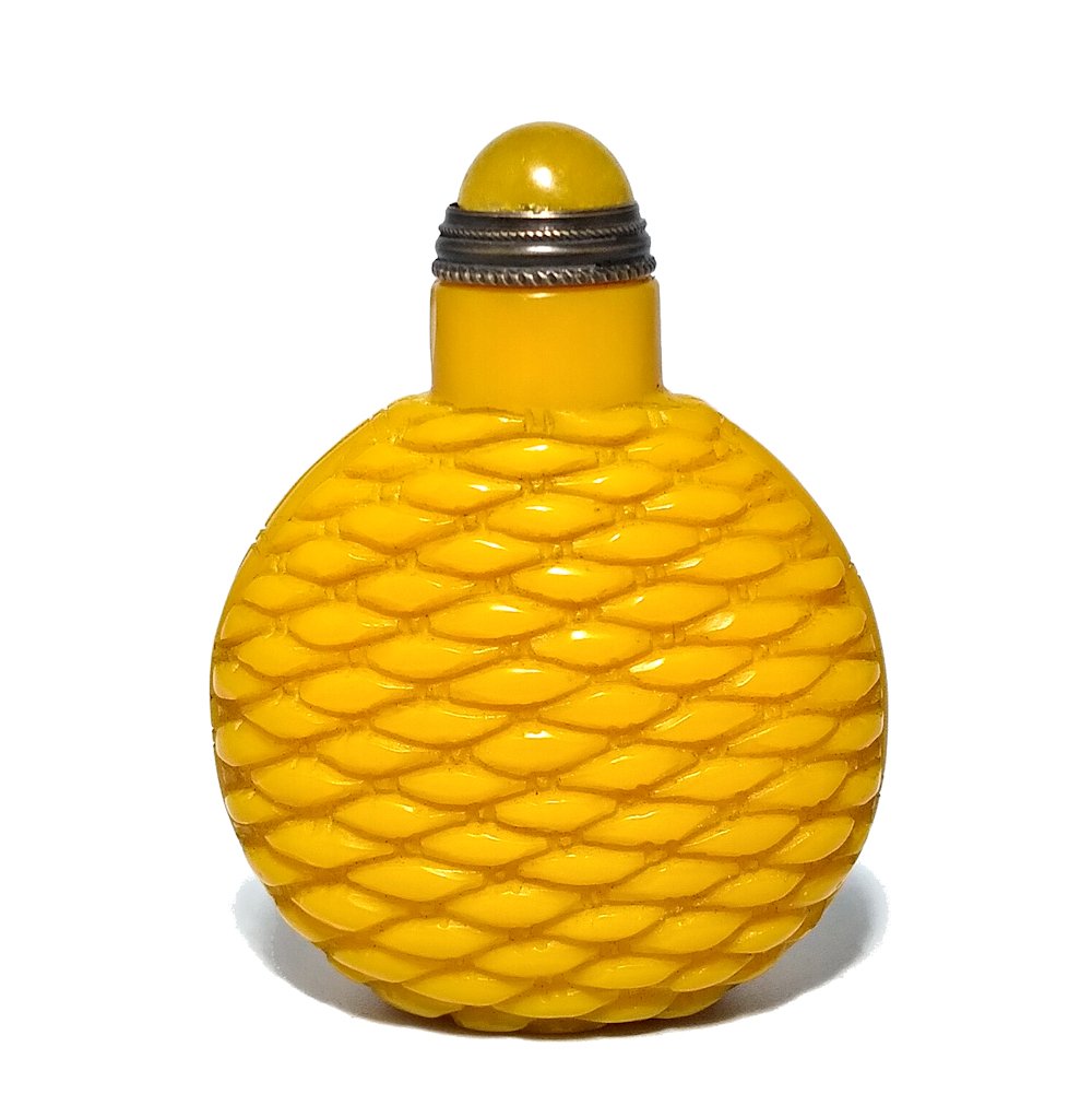 FINE CHINESE CARVED PEKING GLASS SNUFF BOTTLE YELLOW BASKETWEAVE: THE FINE CARVED CHINESE SNUFF BOTTLE IN YELLOW GLASS WITH A BASKETWEAVE PATTERN. IT IS 2.4 INCHES TALL. STANDS ARE FOR DISPLAY ONLY, NOT INCLUDED UNLESS OTHERWISE STATED. PROPERTY OF A FLORIDA COLLECT
