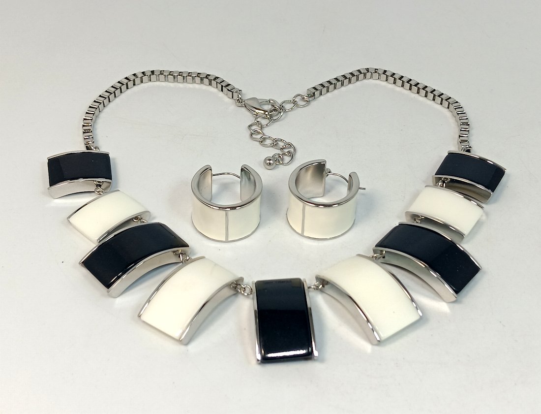 ART DECO STYLE  NECKLACE AND EARRINGS SET BLACK WHITE CHROME (1 of 3)