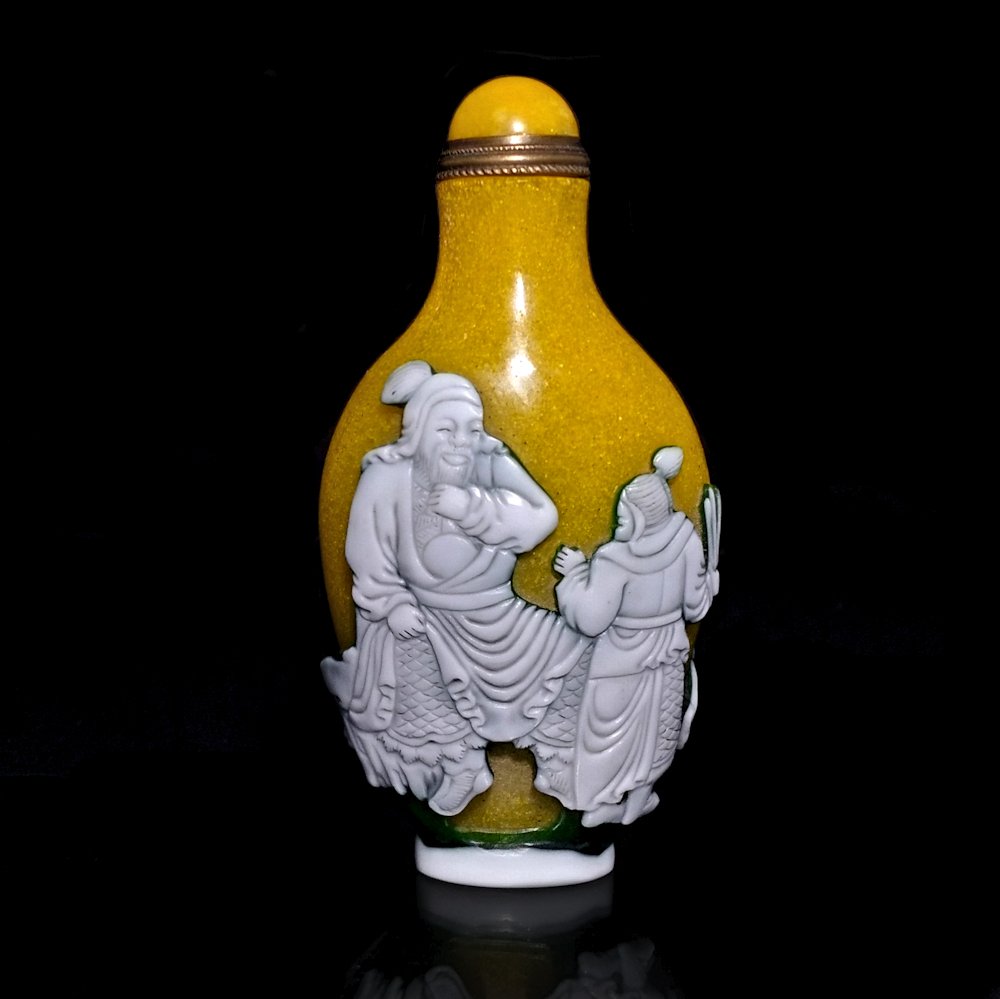 CHINESE YELLOW PEKING GLASS SNUFF BOTTLE IMPERIAL GENERALS: THE FINE CARVED CHINESE SNUFF BOTTLE IS CARVED IN THREE LAYERS WITH IMPERIAL YELLOW GROUND. IT FEATURES IMPERIAL GENERALS. THE DETAIL, SUCH AS ON THE CLOTHING, IS SO INCREDIBLY FINE. THE FOOT AND MOUT