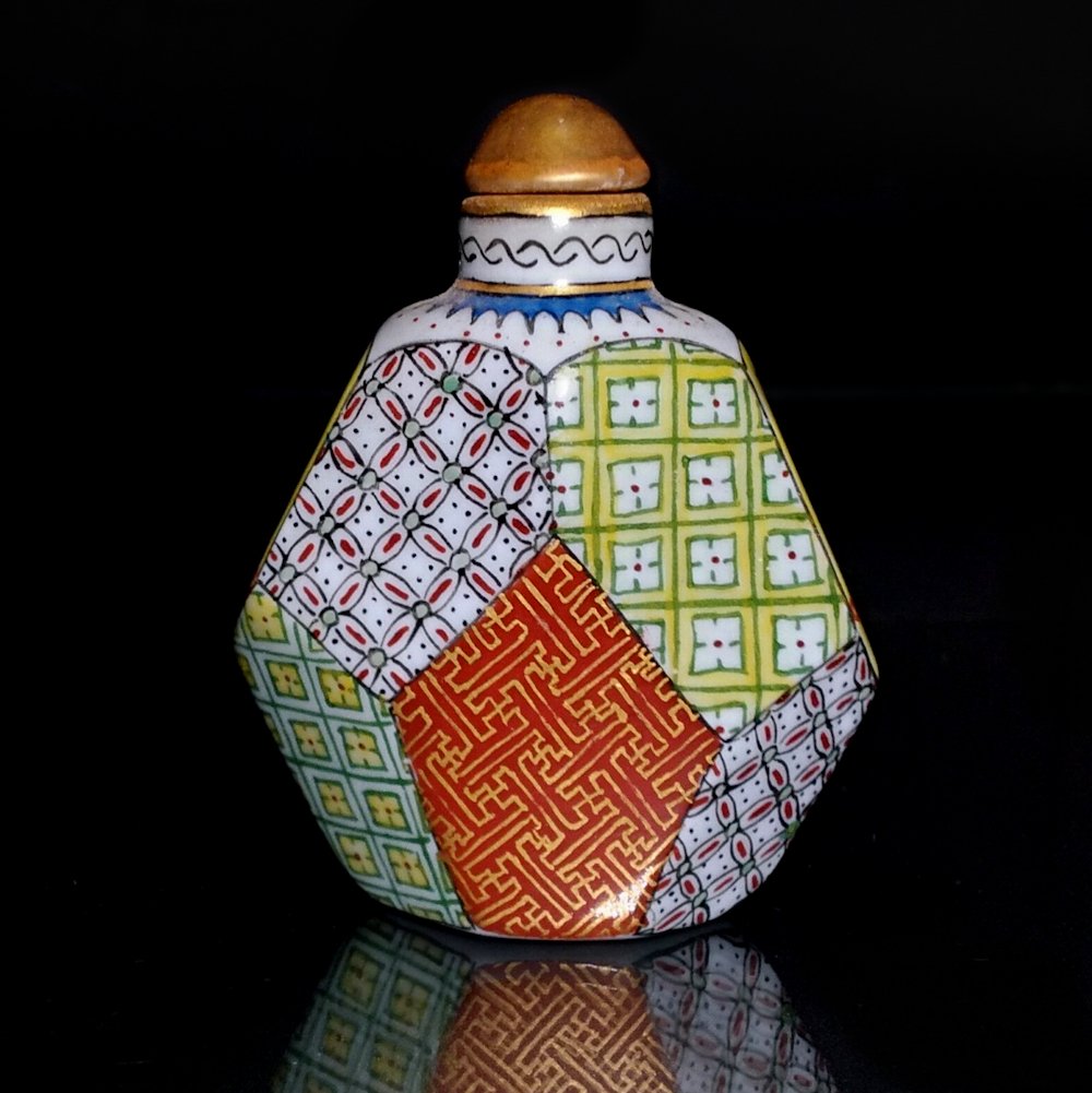 CHINESE ENAMEL PORCELAIN SNUFF BOTTLE QIANLONG MARK (1 of 7)