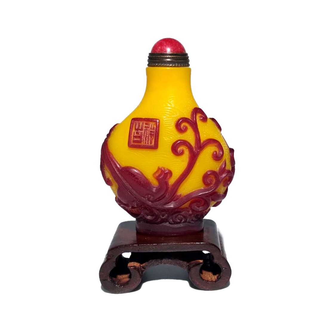 CHINESE PEKING GLASS SNUFF BOTTLE KYLIN SIGNED: THE FINE CHINESE SNUFF BOTTLE IS CARVED IN 2 COLORS WITH FINE DETAIL FEATURING 2 KYLINS AND THE ARTIST SIGNATURE. THE BOTTLE HAS A WELL DEFINED FOOT. IT IS 2.4" TALL. STANDS ARE FOR DISPLAY ONLY, NOT 