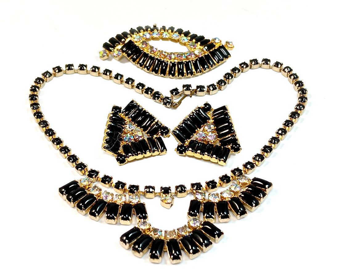 SUPERB VERIFIED VINTAGE SUPERB JULIANA PARURE: THE LOT INCLUDES A BEAUTIFUL RHINESTONE PARURE, VERIFIED JULIANA. THE NECKLACE IS 14" LONG, THE BROOCH IS 2.5" BY 1.5" AND A PAIR OF EARRINGS. STANDS ARE FOR DISPLAY ONLY, NOT INCLUDED UNLESS OTHERWIS