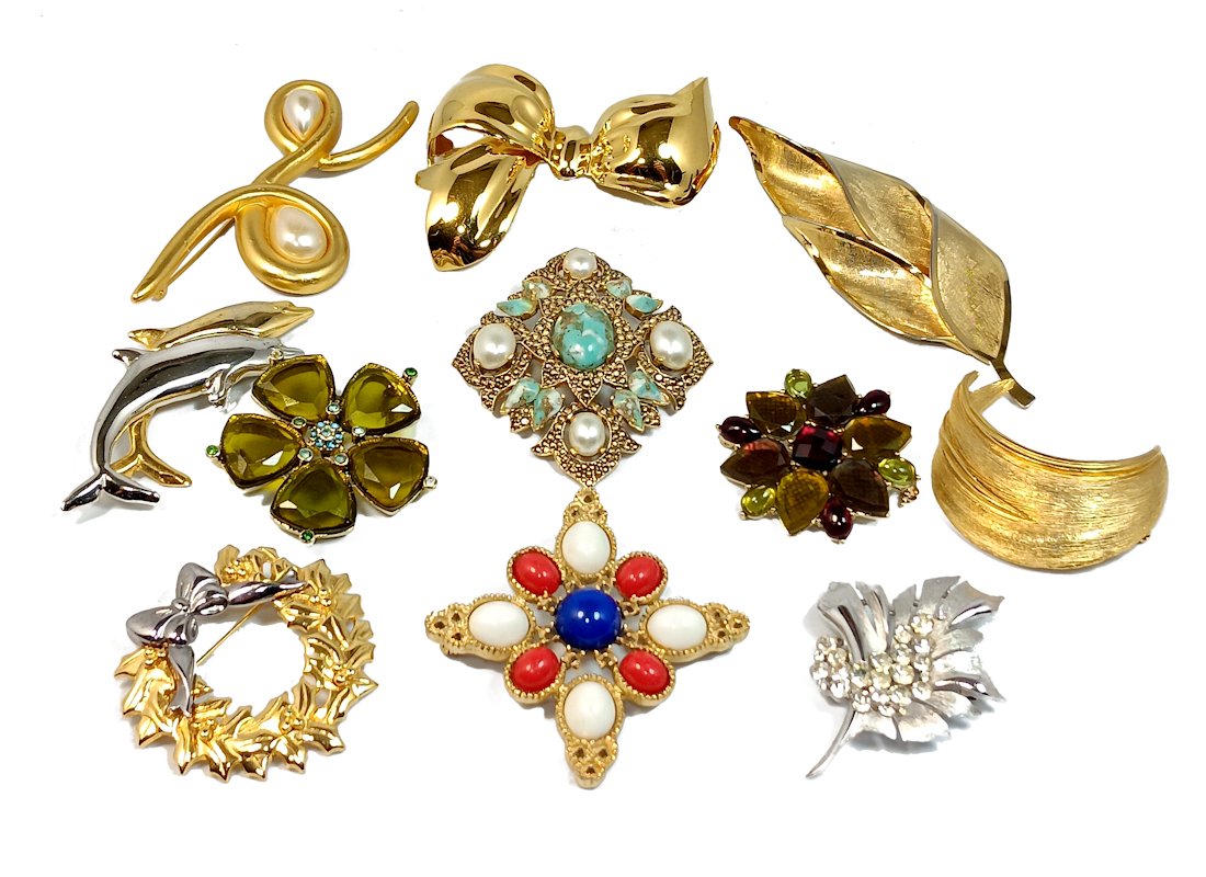 A LOT OF 11 VINTAGE BROOCHES SOME SIGNED TRIFARI MONET SARA COV ETC. (1 of 3)