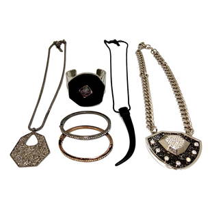 A STUNNING LARGE VINCE CAMUTO COSTUME JEWELRY LOT NECKLACES BRACELETS: THIS LOT FEATURES A LARGE COSTUME JEWELRY LOT BY VINCE CAMUTO. 3 NECKLACES SIZE 18", 19", 20 INCHES AND 3 BRACELETS 2.25 INCHES IN DIAMETER EACH. WE PROVIDE IN-HOUSE SHIPPING.