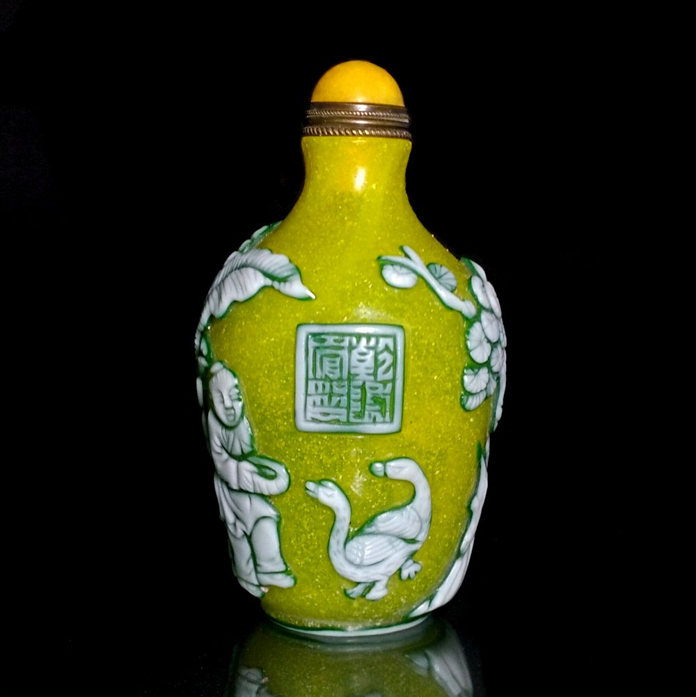 CHINESE SNUFF BOTTLE PEKING GLASS QIANLONG SEAL MAN LANDSCAPE GEESES: THE CHINESE PEKING GLASS BOTTLE IS FEATURE LANDSCAPE SCENES, ONE INCLUDING A MAN SITTING AT THE CLIFF'S EDGE. ON THE OTHER SIDE THERE IS A YOUNG BOY FEEDING 2 GEESES. THE BOTTLE BEARS A QIANLONG SEAL 