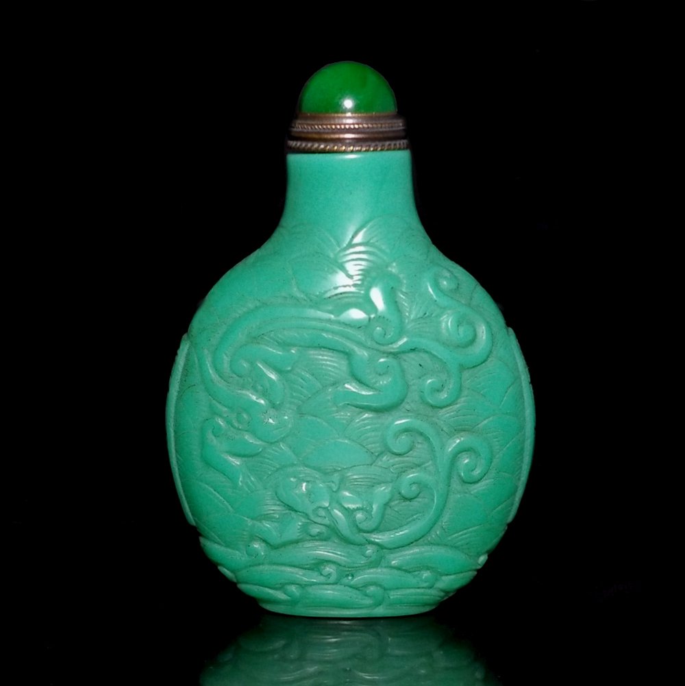 CHINESE PEKING GLASS SNUFF BOTTLE QIANLONG MARK: THE BEAUTIFUL CHINESE SNUFF BOTTLE DEPICTS TWO CHILUNG, TWO BATS AND A SHOU SYMBOL. THE BOTTLE IS 2.5 INCHES TALL. BOTH SHOULDERS ARE MARKED QIANLONG, AS WELL AS THE BOTTOM. STANDS ARE FOR DISPLAYONLY