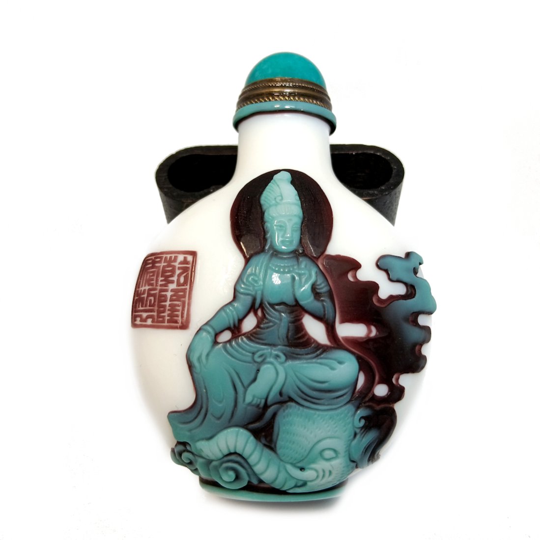 CHINESE SNUFF BOTTLE PEKING GLASS QUANYIN QIANLONG SEAL: THE BEAUTIFUL CHINESE PEKING GLASS SNUFF BOTTLE CARVED IN 3 LAYERS WITH WHITE BEING THE BACKGROUND LAYER. ONE SIDE FEATURES QUANYIN SEATED ON TOP OF AN ELEPHANT. THE OTHER SIDE FEATURES HER SEATEDON A