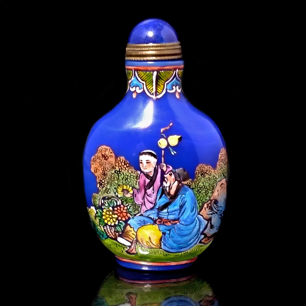 FINE CHINESE PEKING GLASS ENAMELED SNUFF BOTTLE IMMORTALS QIANLONG MARK: THE FINE CHINESE SNUFF BOTTLE IS ENAMELED WITH MUCH DETAIL, DEPICTING IMMORTALS WITH CHILDREN AROUND THEM. THE COLORS ARE VIVID AND HARMONIOUS. THE BACKGROUND IS DEEP BLUE. THE BOTTLE CARRIES A QIANLO