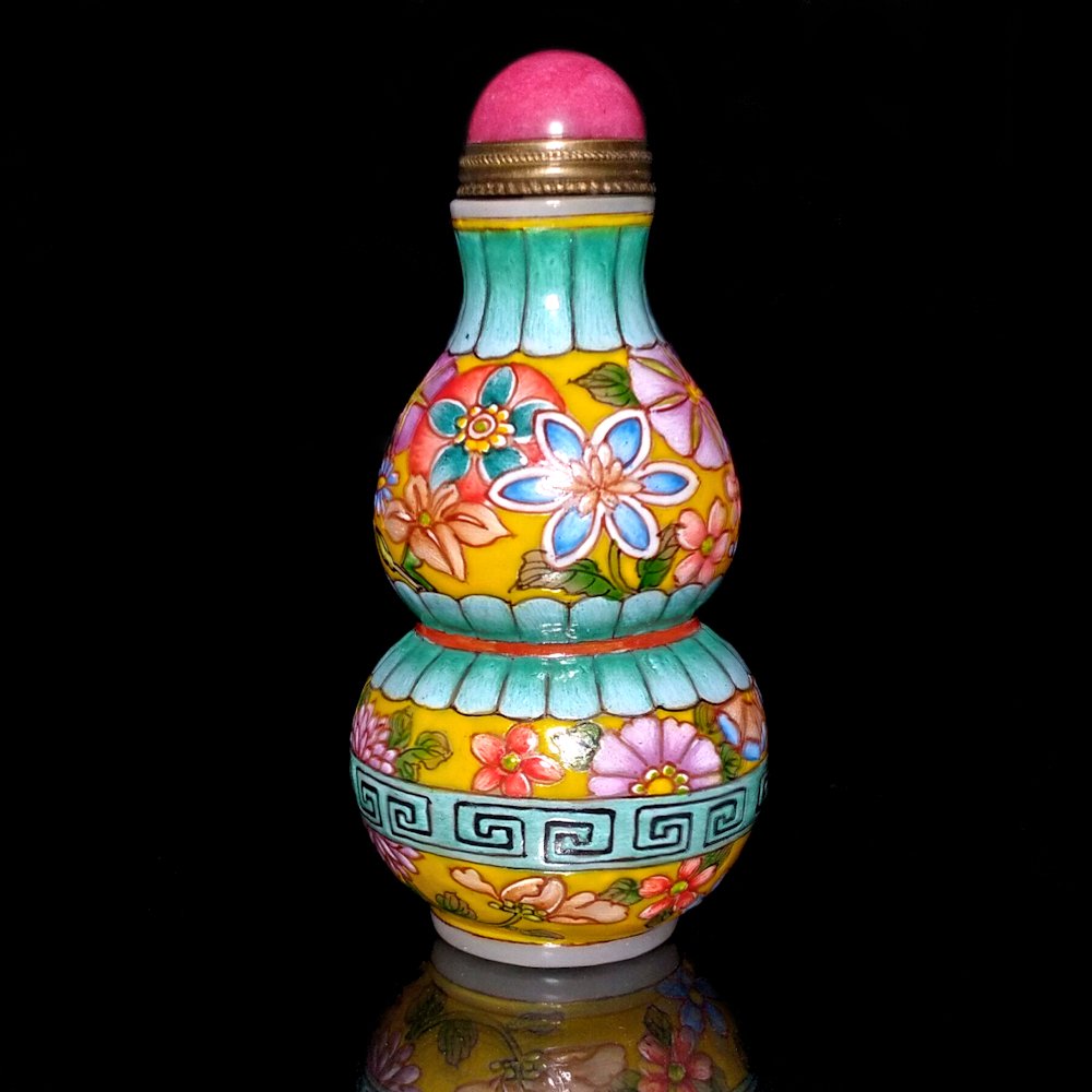 CHINESE ENAMEL PEKING GLASS SNUFF BOTTLE QIANLONG MARK (1 of 8)