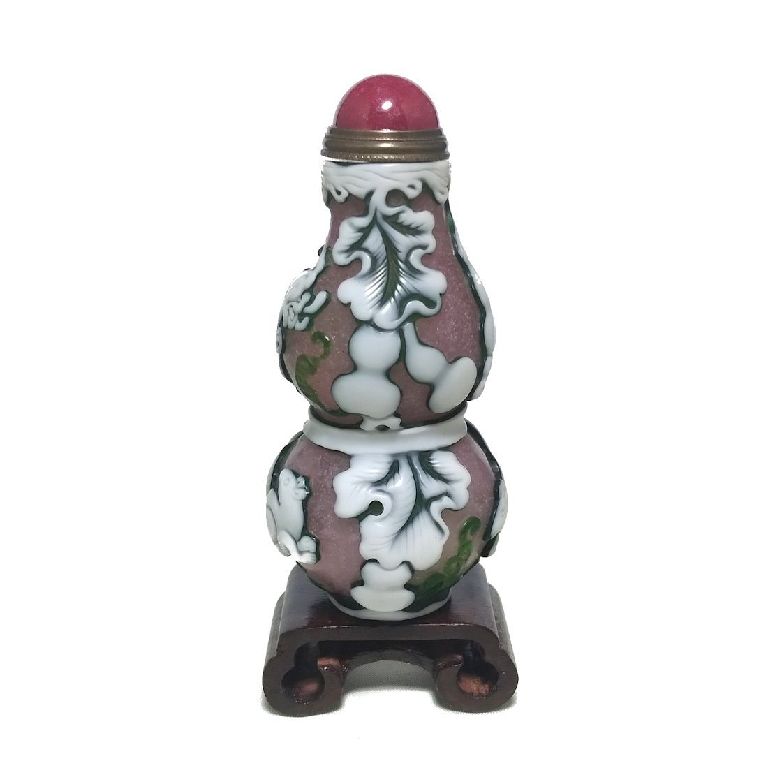 CHINESE PEKING GLASS SNUFF BOTTLE GOURDS SQUIRELLS BUTTERFLY: THE FINE CHINESE SNUFF BOTTLE IN THE SHAPE OF DOUBLE GOURD, IS COVERED WITH GOURDS, VINES AND SQUIRELLS AND BUTTERFLY, ALL CARVED IN HIGH RELIEF. THE CARVING IS SKILLFUL AND THE COLOR COMBINATIONOF PI