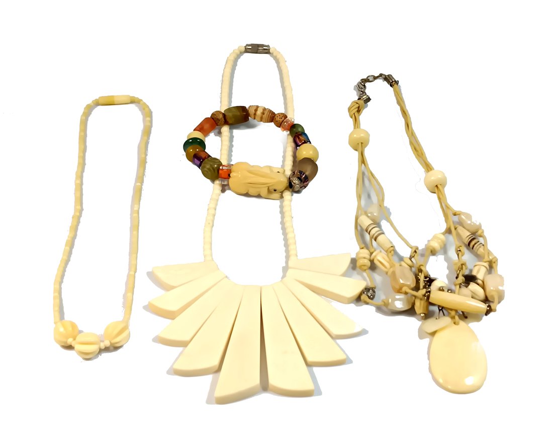 A LOT OF 3 VINTAGE CARVED NECKLACES AND A BRACELET: WHAT A BEAUTIFUL LOT! CARVED BOVINE BONE. THE PHOTOS SPEAK FOR THEMSELVES. WE PROVIDE IN-HOUSE AND COMBINED SHIPPING.
