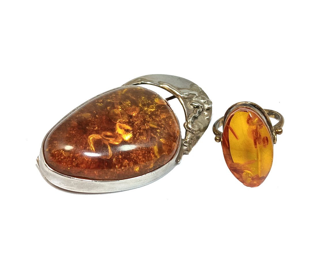 LOT  VINTAGE BALTIC AMBER BROOCH AND RING SET IN STERLING SILVER (1 of 3)