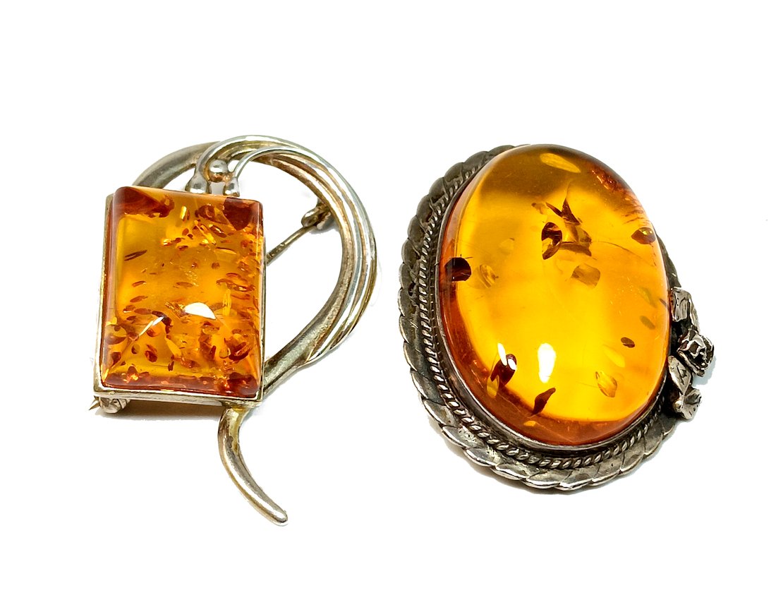 LOT 2  VINTAGE BALTIC AMBER BROOCHES SET IN STERLING SILVER (1 of 4)