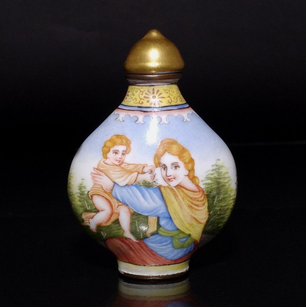 FINE CHINESE ENAMEL ON COPPER SNUFF BOTTLE EUROPEAN SUBJECT QIANLONG MARK (1 of 8)