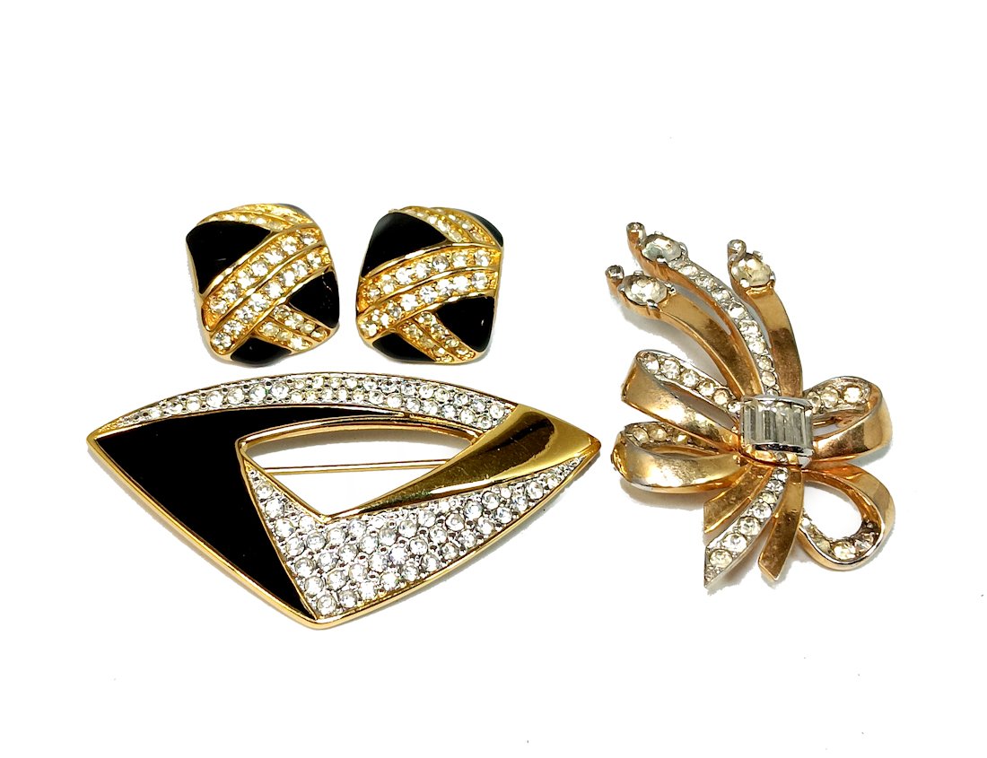 A LOT OF TWO VINTAGE BROOCHES AND A PAIR OF EARRINGS SIGNED: ONE BROOCH LOOKS LIKE MAZER BUT IT IS NOT SIGNED. IT IS 2" LONG. THE OTHER BROOCH AND EARRINGS ARE BY MONET. THE MONET BROOCH IS 2.4" LONG. IN VERY GOOD VINTAGE CONDITION. WE PROVIDE IN-HOUSE/COMBINED