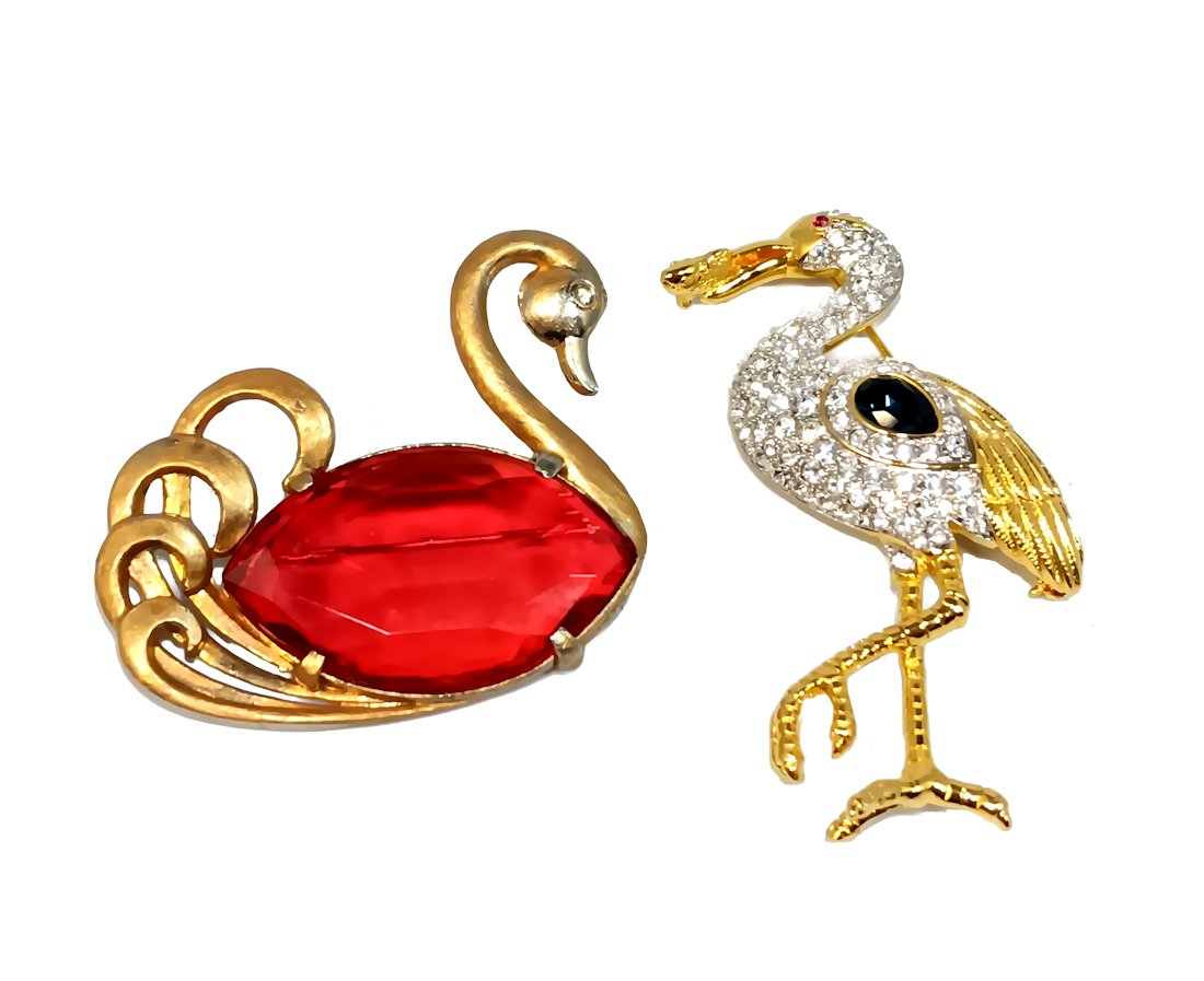 A LOT OF TWO VINTAGE BROOCHES  SWAN AND STORK SIGNED (1 of 4)