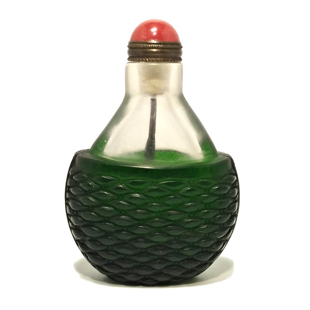 CHINESE PEKING GLASS SNUFF BOTTLE BASKETWEAVE PATTERN: THE WELL CARVED CHINESE SNUFF BASKETWEAVE BOTTLE IS OPAQUEE GREEN. IT IS 2.75 INCHES TALL. STANDS ARE FOR DISPLAY ONLY, NOT INCLUDED UNLESS OTHERWISE STATED. PROPERTY OF A FLORIDA COLLECTOR. WE COMBIN