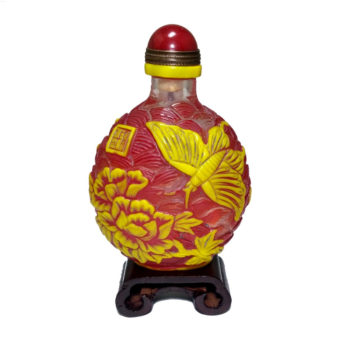 CHINESE PEKING GLASS SNUFF BOTTLE RED SIGNED BUTTERFLIES QIANLONG SEAL: THE BEAUTIFUL CHINESE SNUFF BOTTLE DEPICTING BUTTERFLIES AMONG LOTUS AND WAVES. IT IS SIGNED BY THE ARTIST AND BEARING THE QIANLONG SEAL. THIS WONDERFUL BOTTLE IS 3 INCHES TALL. STANDS ARE FORDISPLAY
