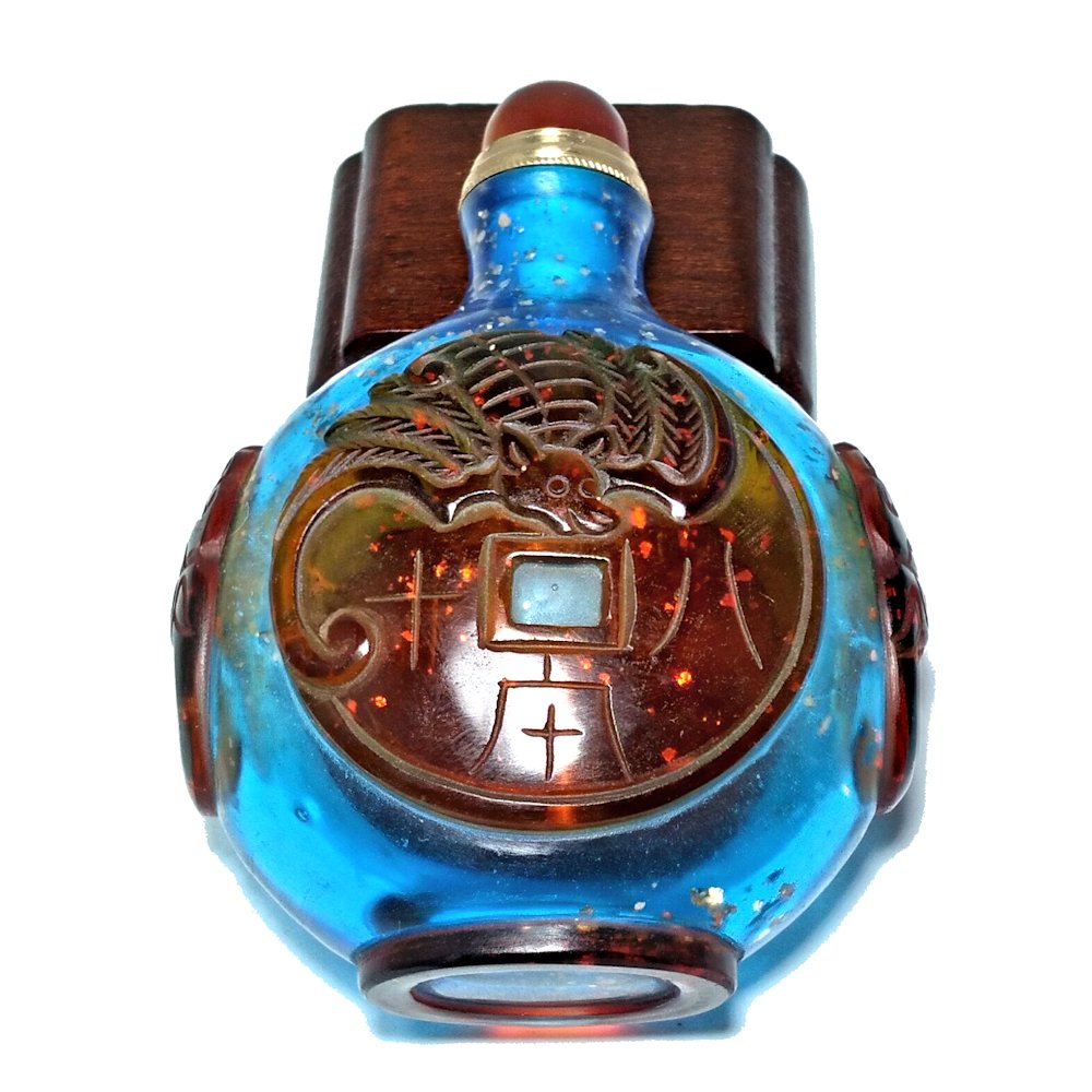 FINE CHINESE GOLD FLECKED PEKING GLASS SNUFF BOTTLE BATS COINS FU LION: THE FINE CHINESE SNUFF BOTTLE IS SO FINELY CARVED IN AMBER GLASS OVER GOLD SPECKLED BLUE GLASS. IT FEATURES BATS AND COINS AND FU LION HANDLES. THE FOOT AND MOUTH ARE SO WELL CARVED AS WELL. THESTOPPE