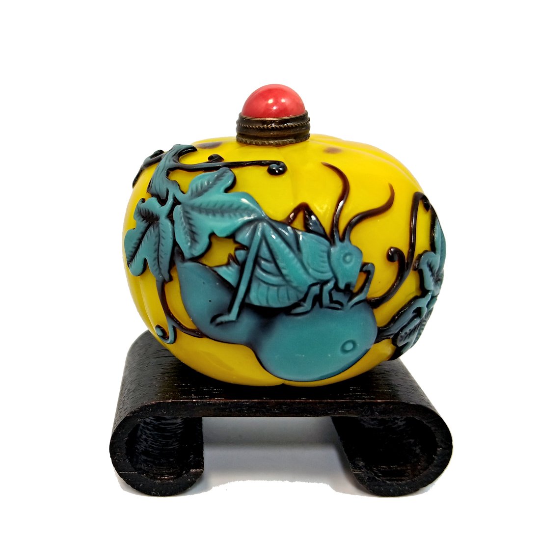 SUPERB CHINESE SNUFF BOTTLE GOURD CRICKET QIANLONG SEAL: THE SUPERB CHINESE SNUFF BOTTLE IS SO WELL CARVED IN THREE LAYERS OF COLOR. THE DETAIL IS EXQUISITE. THE BOTTLE FEATURES A GOURD AND A CRICKET. IT IS 1.75 INCHES TALL AND 2" WIDE. IT BEARS A QIANLONG 