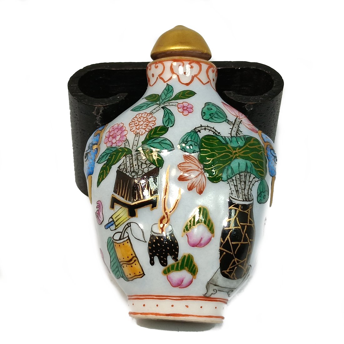 A PORCELAIN ENAMELED CHINESE SNUFF BOTTLE QIANLONG MARK (1 of 10)
