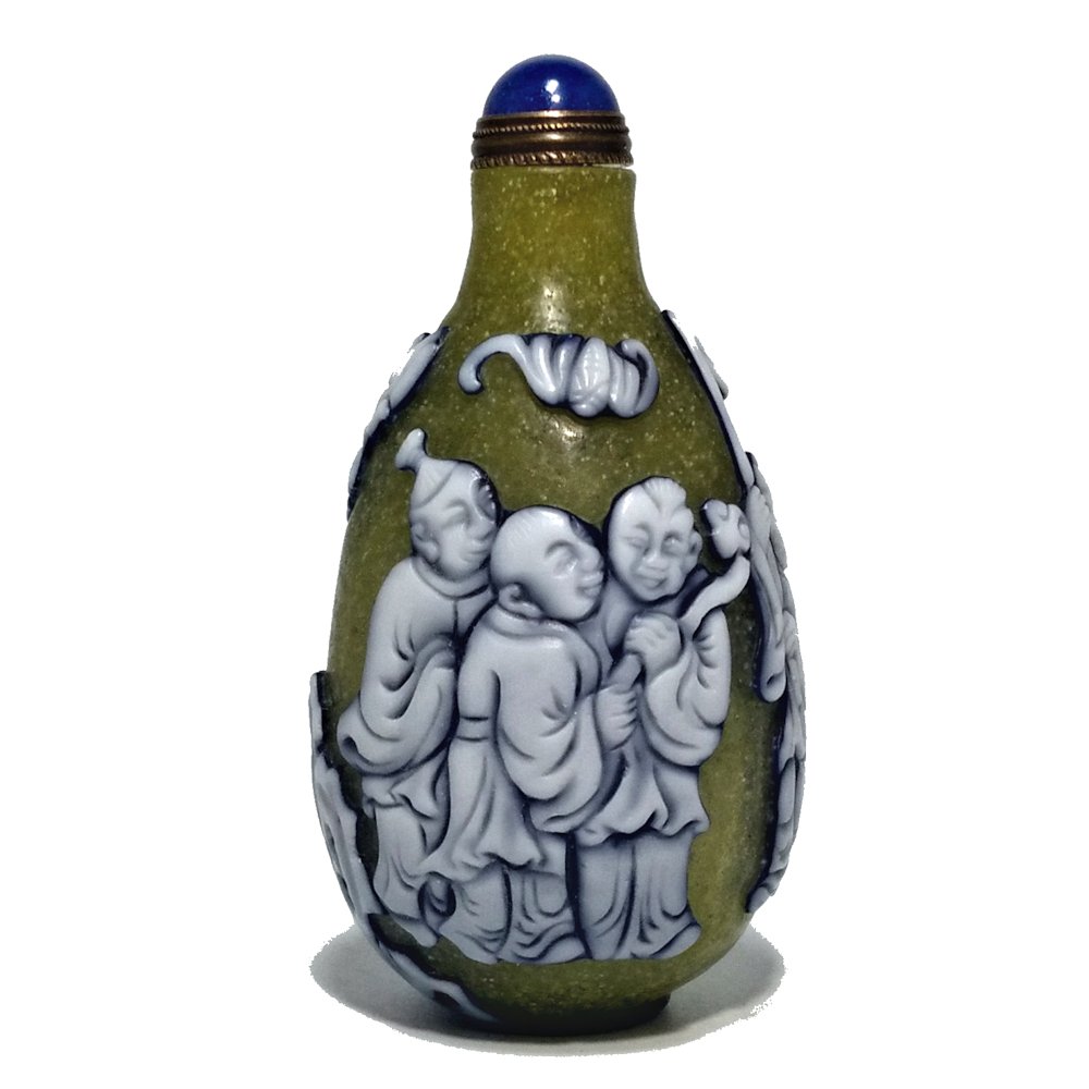 SUPERB CHINESE CARVED PEKING GLASS SNUFF BOTTLE BATS BOYS: THE BEAUTIFUL CHINESE SNUFF BOTTLE IN THREE LAYERS OF GLASS, DEPICTING BOYS AT PLAY WITH MUCH DETAIL AROUND THEM. THE FOOT AND MOUTH ARE WELL CARVED. THE BOTTLE IS 3.25 INCHES TALL. STANDS ARE FOR DIS