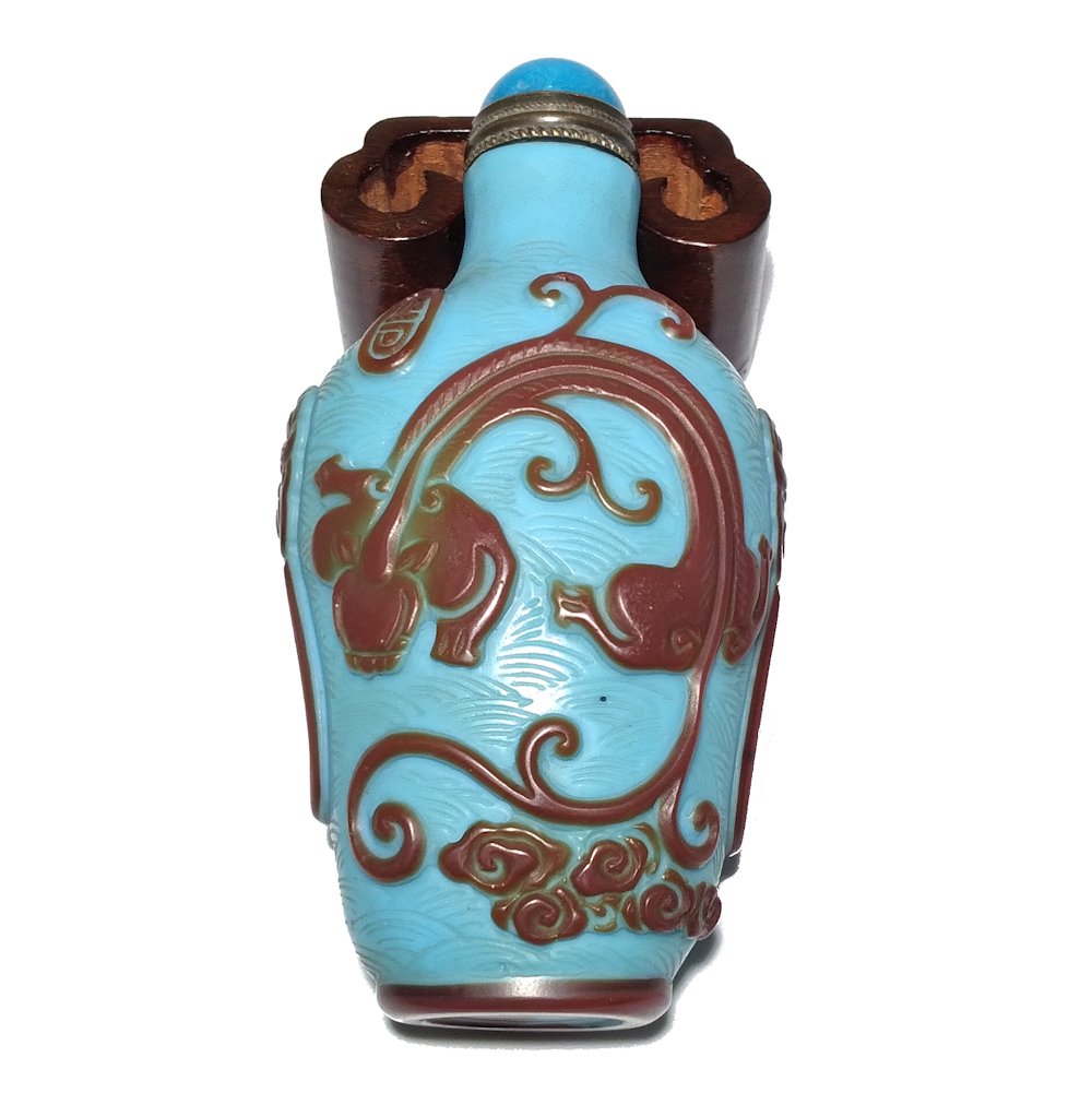 SUPERB CHINESE PEKING GLASS SNUFF BOTTLE CHILUNG ARTIST SIGNATURE: THE SUPERB CHINESE SNUFF BOTTLE IS CARVED IN RARE COLORS OF LIGHT BLUE AND BROWN GLASS. THE CARVING IS EXCELLENT, DEPICTING TWO CHILUNG. THE BOTTLE BEARS THE ARTIST'S SIGNATURE. THE BACKGROUNDISENGRAV