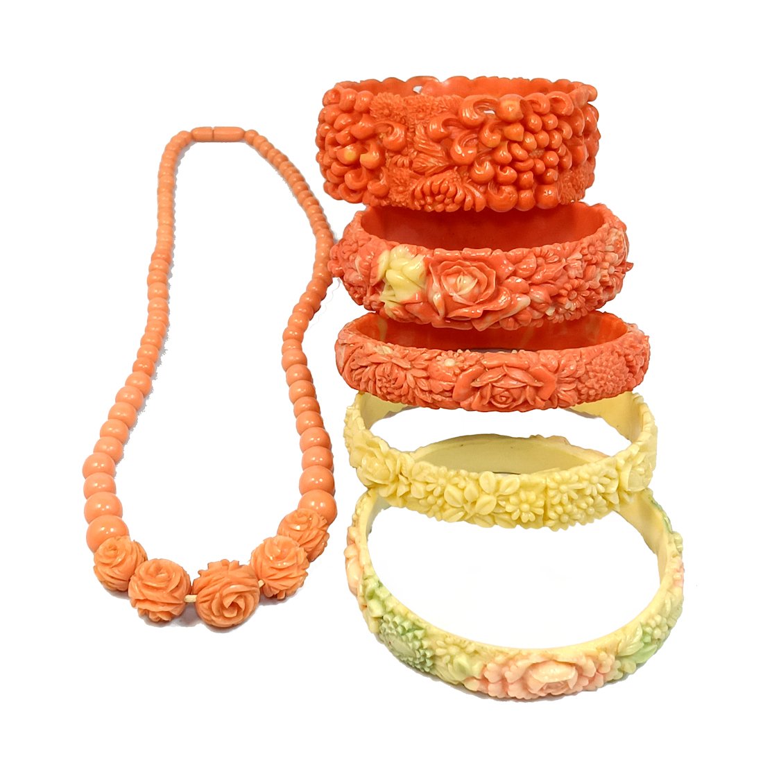 A LOT OF 5 VINTAGE 1930S CELLULOID BRACELETS AND A NECKLACE (1 of 3)