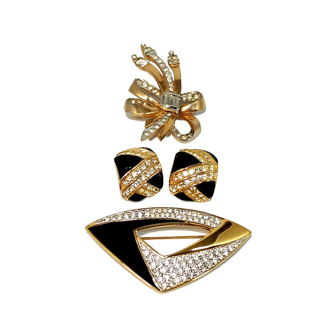 BEAUTIFUL LOT OF TWO VINTAGE BROOCHES AND A PAIR OF EARRINGS SIGNED: ONE BROOCH LOOKS LIKE MAZER BUT IT IS NOT SIGNED. IT IS 2" LONG. THE OTHER BROOCH AND EARRINGS ARE BY MONET. THE MONET BROOCH IS 2.4" LONG. IN VERY GOOD VINTAGE CONDITION. WE PROVIDE IN-HOUSE/COMBINED