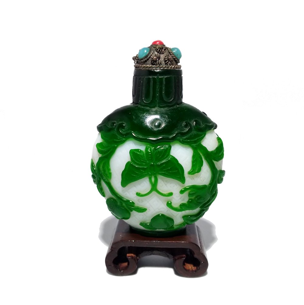 FINE CHINESE PEKING GLASS SNUFF BOTTLE BERGAMOT POMEGRANATE PEACH: THE FINE CHINESE SNUFF BOTTLE IS FINELY CARVED WITH MUCH DETAIL, IN GREEN OVER WHITE GLASS. THE BOTTLE DEPICTS AUSPICIOUS FRUIT SUCH AS PEACH, POMEGRANATE AND BERGAMOT. IT ALSO FEATURES A BUTTERFLY, P