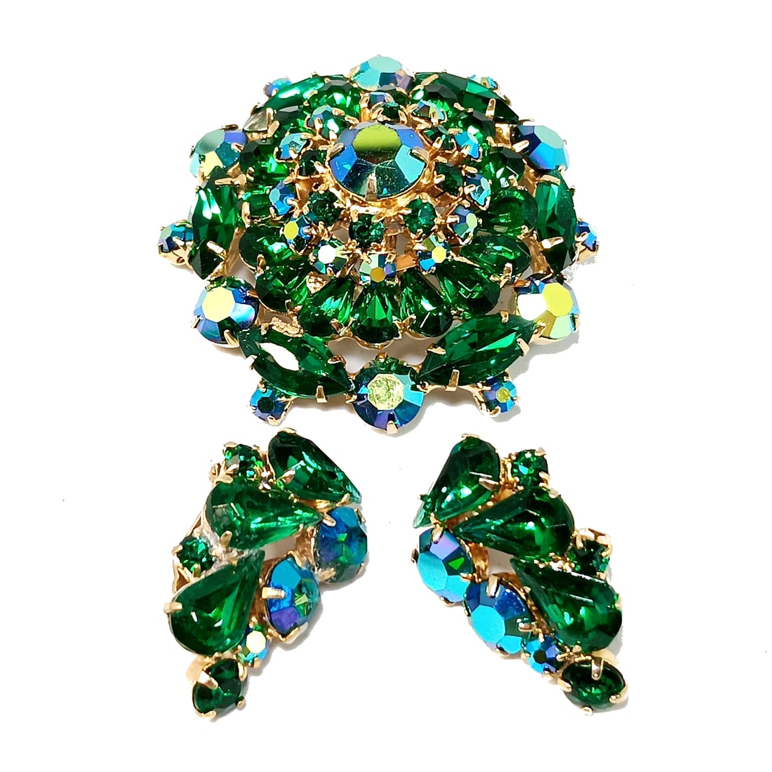 A VINTAGE GREEN AND AB  RHINESTONE  BROOCH & EARRINGS SET MID-CENTURY (1 of 3)