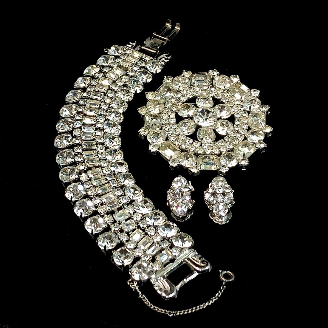 A BEAUTIFUL VINTAGE RHINESTONE GROUP BROOCH BRACELET EARRINGS (1 of 4)