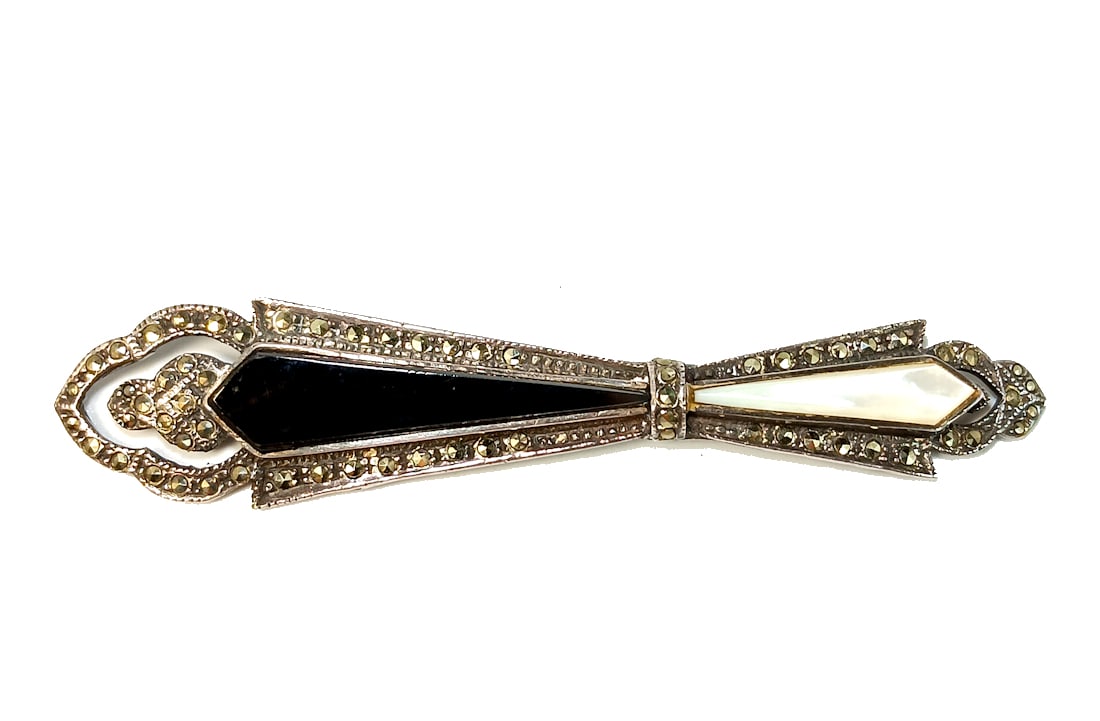 A FABULOUS 4" ART DECO STYLE STERLING ONYX BROOCH MOTHER OF PEARL: THE GORGEOUS MARCASITE BROOCH FEATURES ONYX AND MOTHER OF PEARL INLAY. IT IS A WHOPPING 4 INCHES LONG AND IT WEIGHS 20 GRAMS.