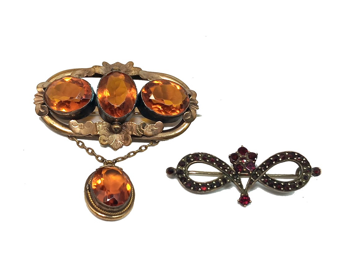 A LOT OF TWO VICTORIAN BROOCHES ONE GARNET (1 of 3)