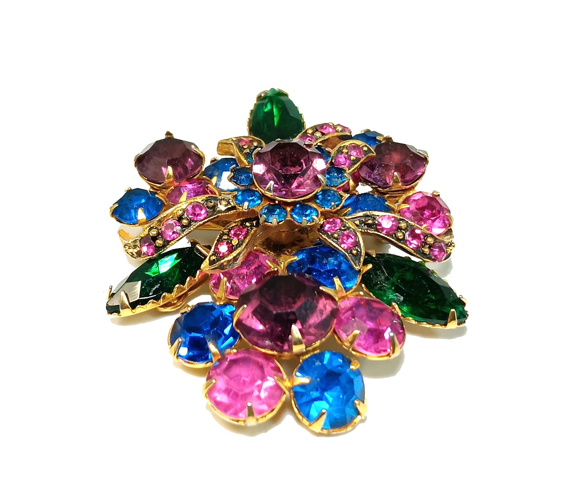 A GORGEOUS MULTI-COLOR VINTAGE RHINESTONE BROOCH MID-CENTURY (1 of 4)