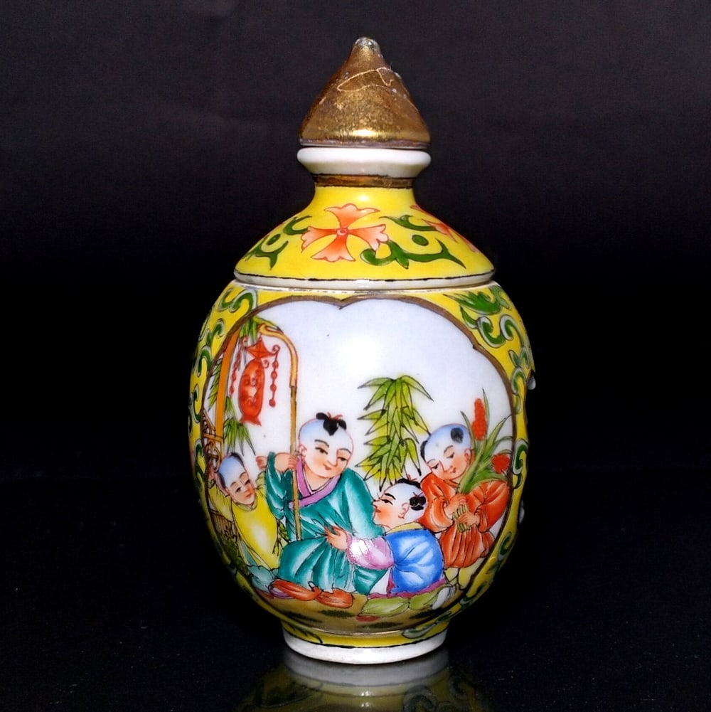 FINE CHINESE ROTATIVE PORCELAIN ENAMELED SNUFF BOTTLE CHILD PLAYING QIANLONG MARK (1 of 9)