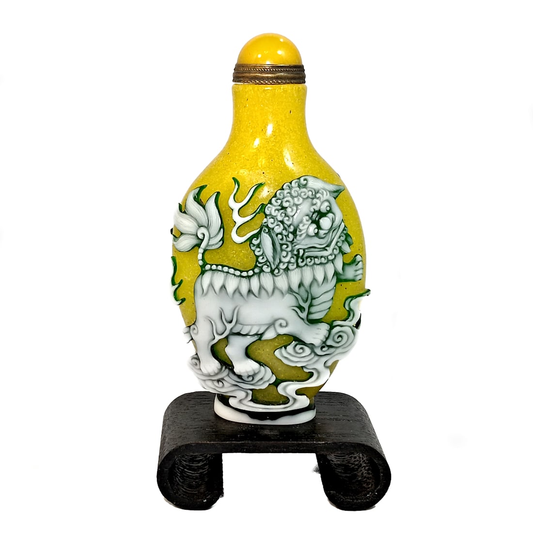 BEAUTIFUL CHINESE PEKING GLASS SNUFF BOTTLE FU LION: THE BEAUTIFUL CHINESE SNUFF BOTTLE IS CARVED IN THREE LAYERS OF GLASS. THE BACKGROUND IS YELLOW. THE SNUFF BOTTLE DEPICTS IN GREAT DETAIL A HANDSOME FU LION. THE BOTTLE IS 3.25 INCHES TALL. STANDS ARE