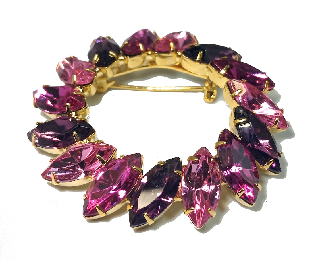 A BEAUTIFUL  LARGE VINTAGE RHINESTONE BROOCH PINKS PURPLE (1 of 3)