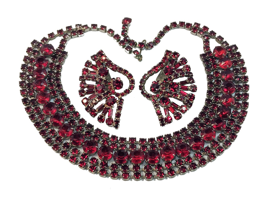 A FABULOUS VINTAGE MID-CENTURY DEEP RED RHINESTONES NECKLACE EARRINGS (1 of 4)