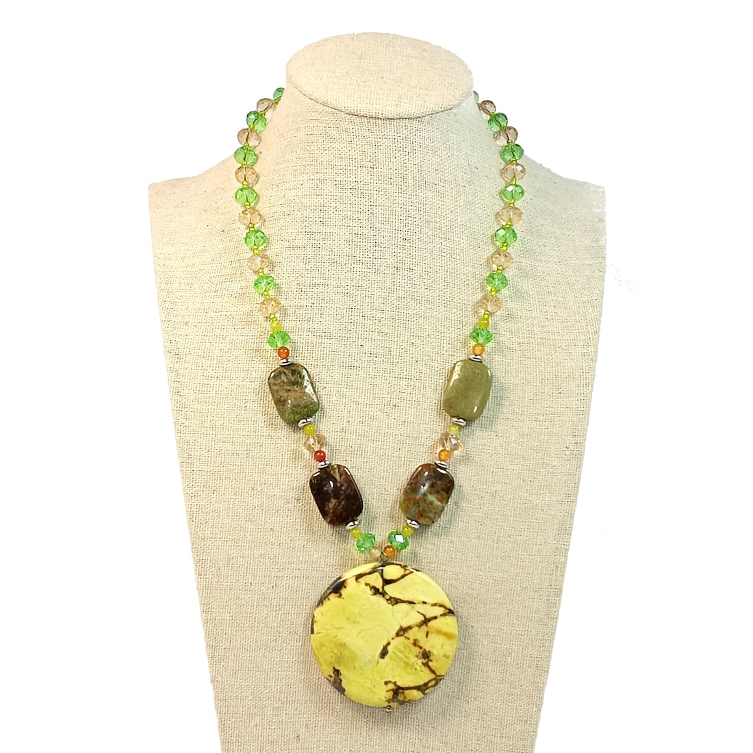A BEAUTIFUL NATURAL STONE JASPER AND QUARTZ CRYSTAL NECKLACE 18": THE BEAUTIFUL QUARTZ CRYSTAL AND JASPER NECKLACE IS 18" LONG AND FEATURES A PENDANT THAT IS 1.9" IN DIAMETER. PROPERTY OF A FLORIDA COLLECTOR. WE COMBINE/PROVIDE IN-HOUSE SHIPPING.