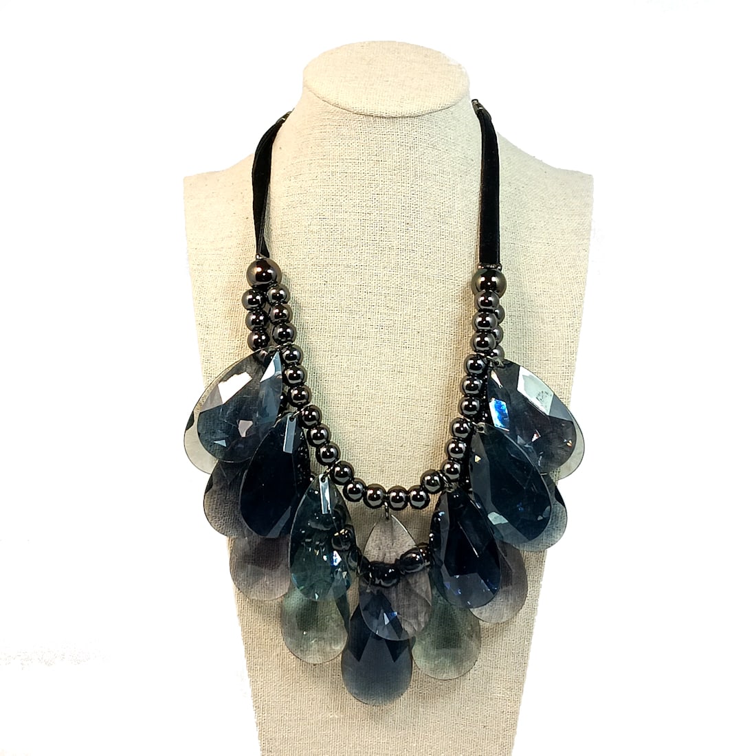 A BEAUTIFUL VINTAGE NECKLACE BY DESIGNER JOAN RIVERS HEMATITE AND LUCITE (1 of 5)